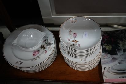 LIMOGES
Partie de service en porcelaine à...