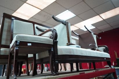 Suite de quatre chaises en bois teinté et...