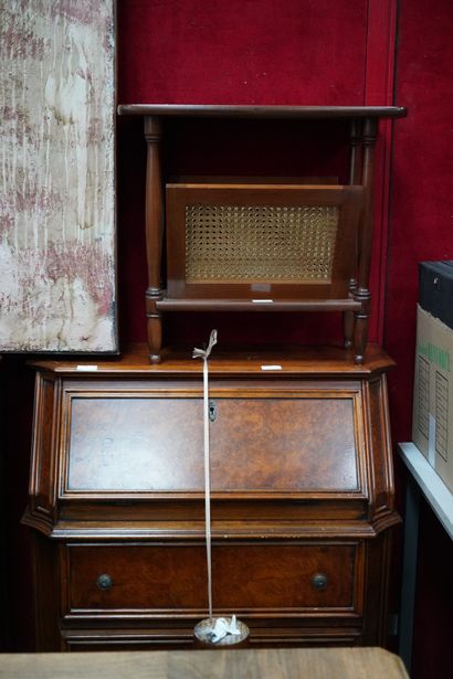 Porte revues en bois et cannage, une commode...