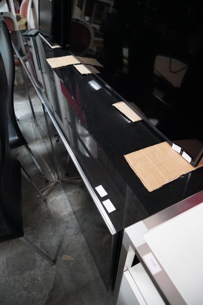 Une enfilade en bois laqué noir et métal...