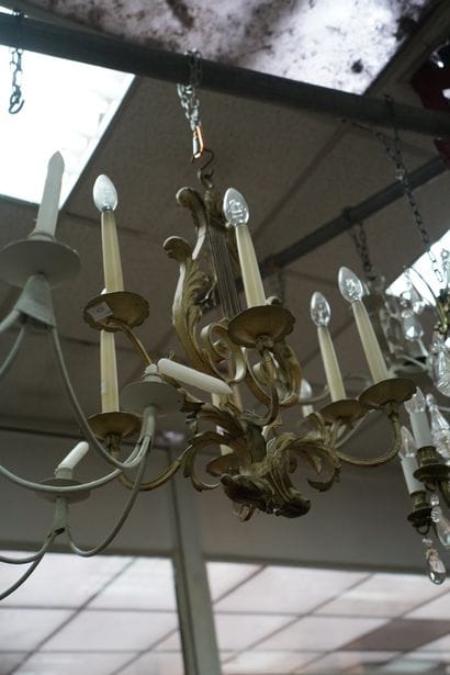 Un lustre à cinq lumières en métal patiné...