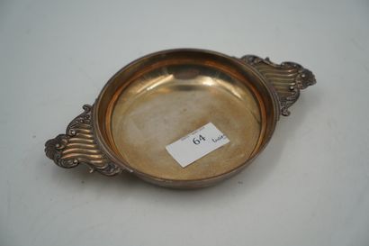 Ecuelle à oreilles en argent, à décor rocaille.
Poids....
