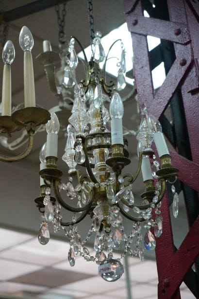 Un lustre à six lumières en métal doré orné...