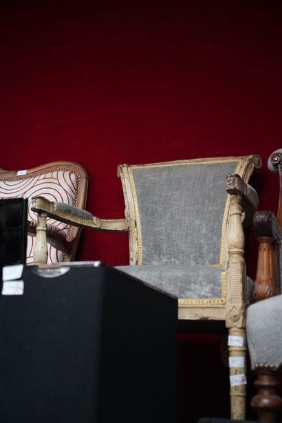Fauteuil en bois laqué beige, le dossier...