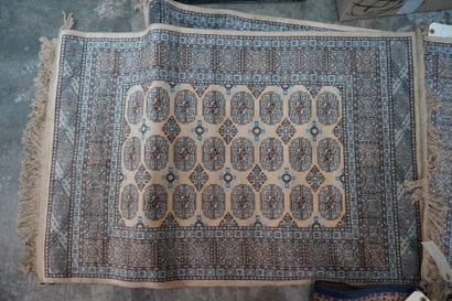 Paire de tapis en viscose à décor géométrique...