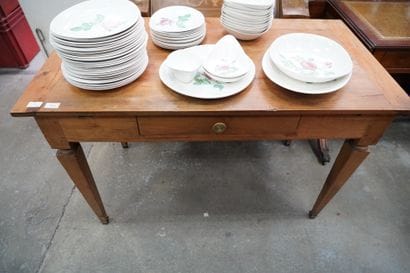Table à jeux en bois vernis, les pieds gaines...