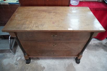 Commode en bois de placage ouvrant par trois...