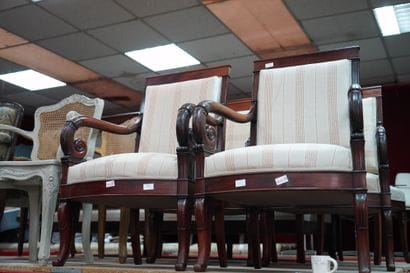 Un canapé et quatre fauteuils en bois naturel...