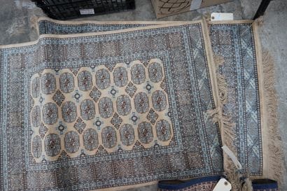 Paire de tapis en viscose à décor géométrique...