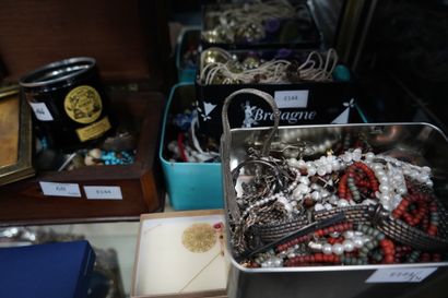 Réunion de bijoux fantaisie, un cadre en...