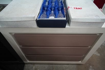 Une commode et deux tables de chevet en bois...