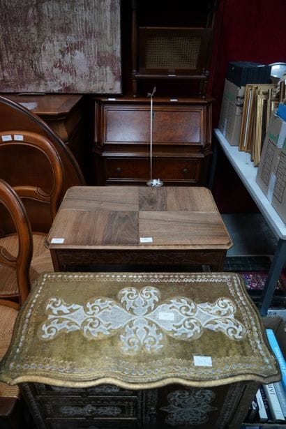 Porte revues en bois et cannage, une commode...