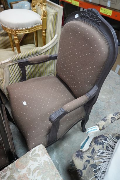 Paire de fauteuils à la Reine en bois relaqué...