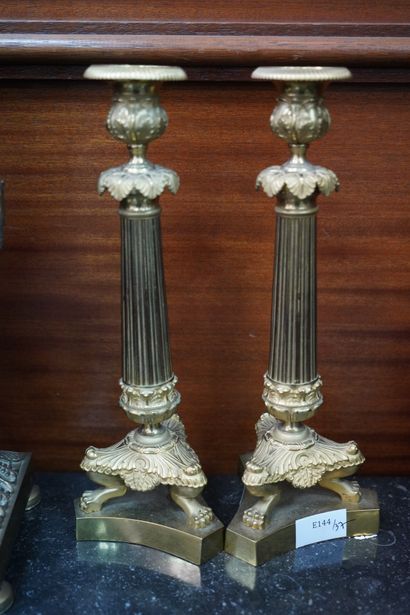 Paire de flambeaux en bronze doré, le fût...