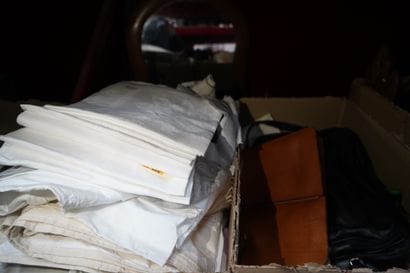 Réunion de linge de maison, sacs à main,...