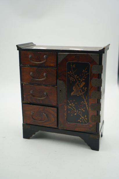 A LA PORTE CHINOISE, 36 rue Vivienne à Paris
Coffret...