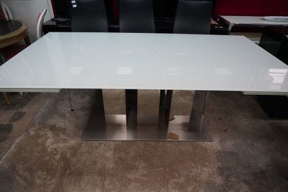 Table rectangulaire le plateau en verre teinté...