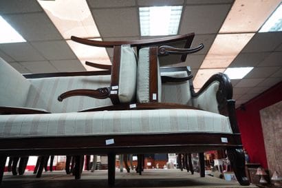 Suite de quatre chaises en bois teinté et...