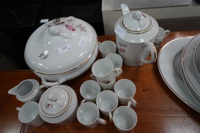 LIMOGES
Partie de service en porcelaine à...