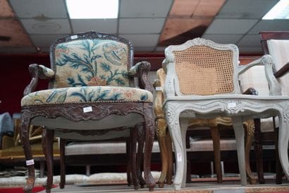 Deux fauteuils en bois naturel mouluré et...