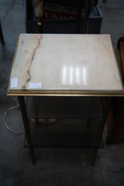 Une sellette, un meuble en bois porte revue,...
