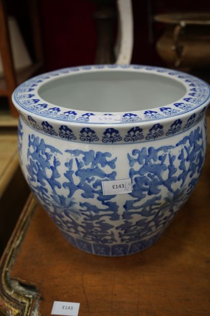 CHINE
Un grand cache-pot en porcelaine à...