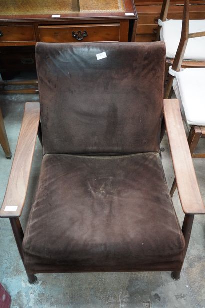 Fauteuil bas en bois, piètement fuselé réuni...