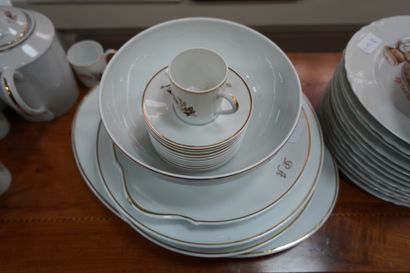 LIMOGES
Partie de service en porcelaine à...