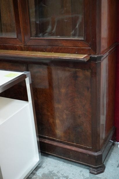 Vitrine en placage d'acajou, la partie haute...