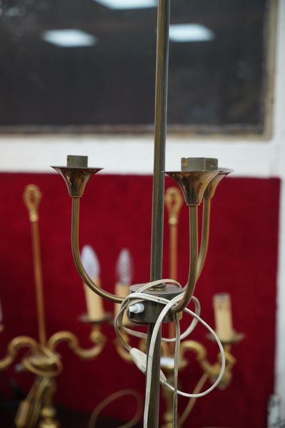 Lampadaire en métal doré à trois bras de...