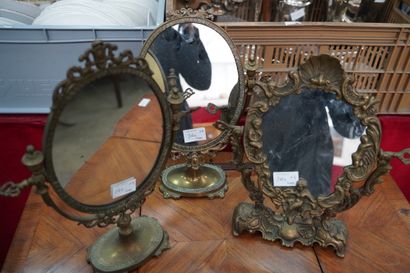 Quatre miroirs psyché de table en métal doré...