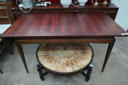Table en bois, piètement en gaine
Travail...