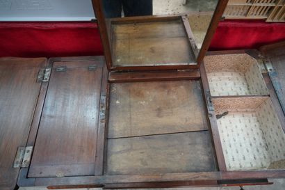Coiffeuse en bois de placage ouvrant par...