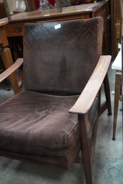 Fauteuil bas en bois, piètement fuselé réuni...