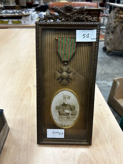 Réunion de médailles militaires, bijoux fantaisie,...