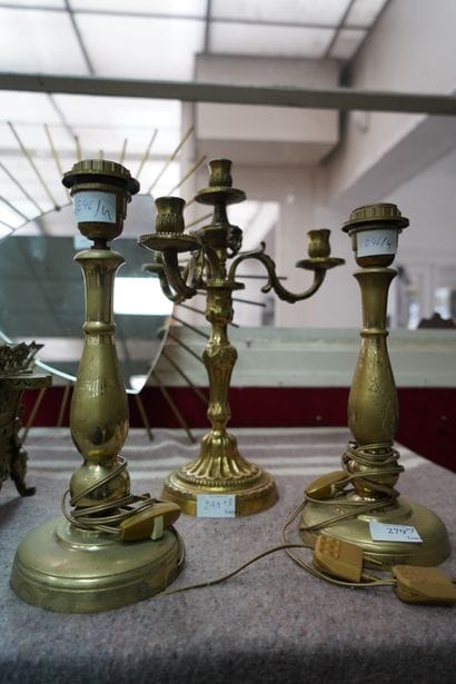 Paire de flambeaux en laiton, le fût à décor...