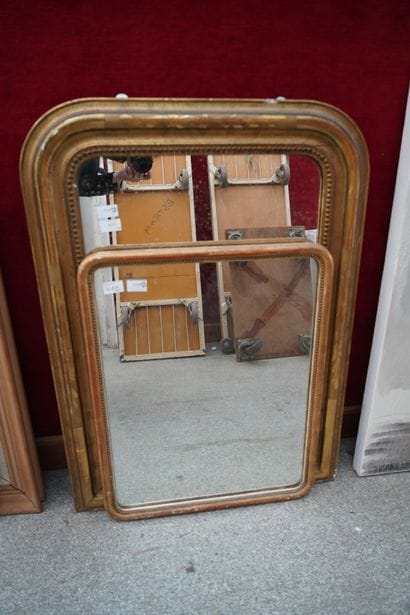 Deux miroirs rectangulaires en bois doré...