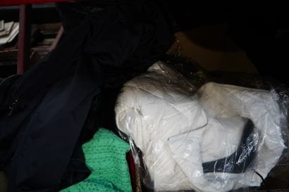 Réunion de vêtements divers, linge de maison,...