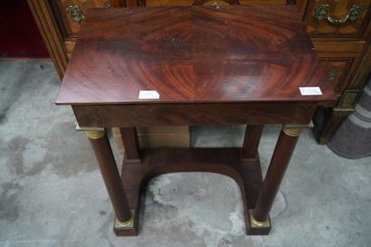 Petite console en acajou et placage d'acajou...