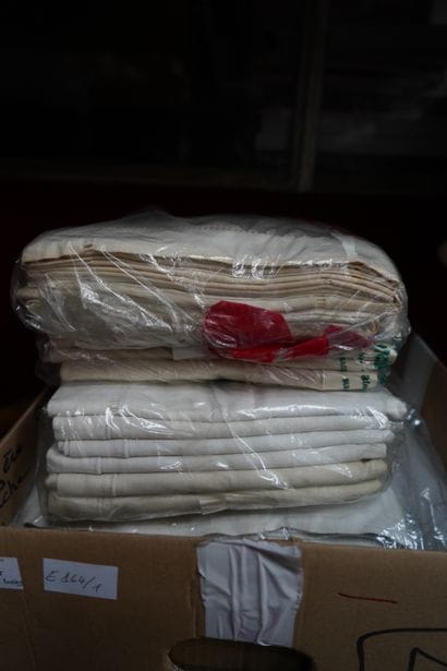 Réunion de linge de maison comprenant nappes...