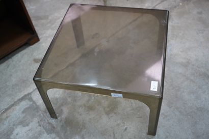 Fauteuil bas en bois, piètement fuselé réuni...