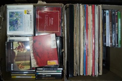 Réunion de disques vinyle, CD et DVD. Quatre...