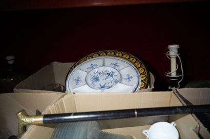 Réunion de carafes, pichets, vases en verre,...