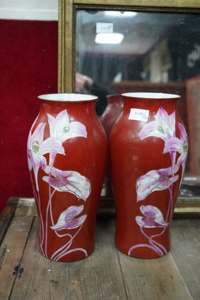 Paire de vases en verre opalin à décor peint...