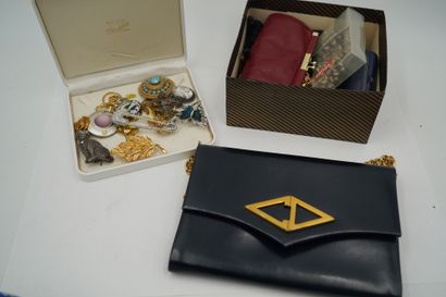 Réunion de bijoux fantaisie. Une boite et...