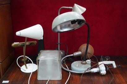 Réunion de sept lampes à poser dont Lampe...