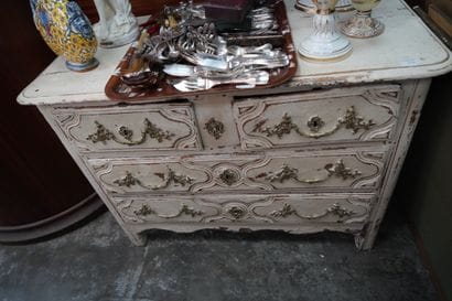 Commode en bois naturel mouluré et relaqué...