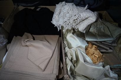 Réunion de vêtements divers, linge de maison,...