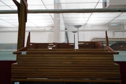 Meuble de rangements en bois ouvrant par...
