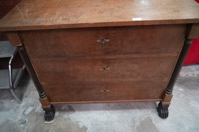 Commode en bois de placage ouvrant par trois...